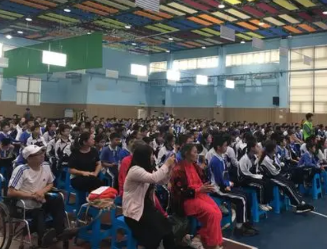 落实根底教育阶段积极推进残疾学生享有15年免费教育