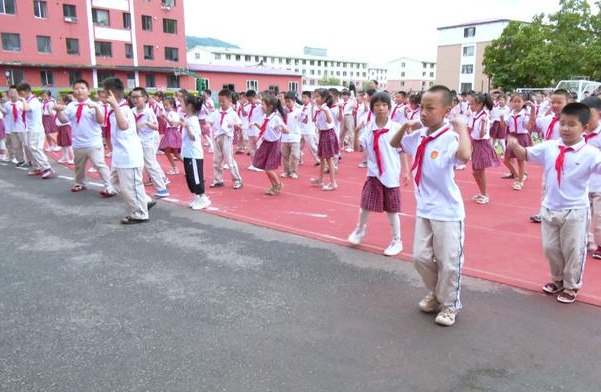 安全意识让学生把握游水技能具备自救能力防止溺水事故