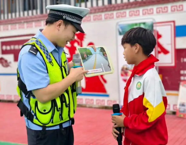 为切实提升学生安意识为师生上一堂知危险会避险交通安全课