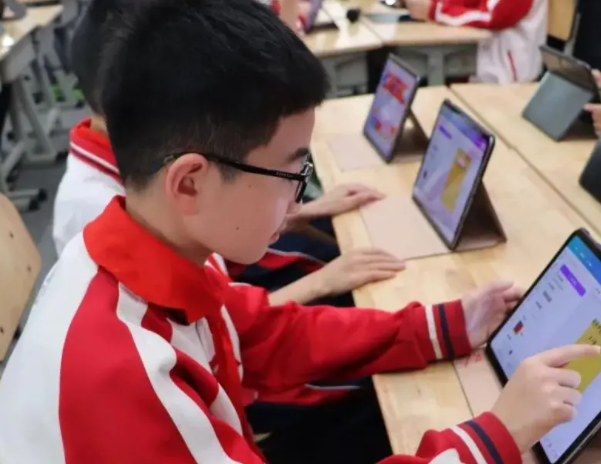 作为教育的辅助东西但绝不应该替代教师在教育中的中心位置