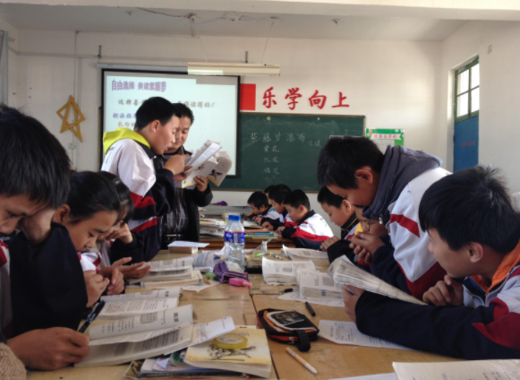 学生从起步中年级开端“主动使用”高年级尝试协同解决问题