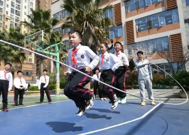 致力于提高教师素质与教学才能为区域教育注入新的生机