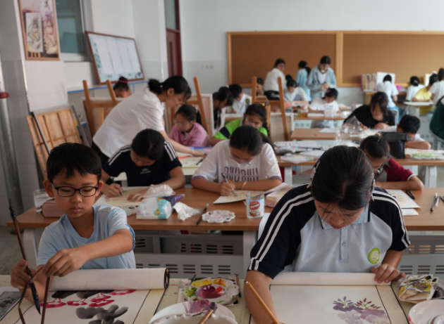 区域统筹校园主体技术支撑专家引领的教育数字化推动系统