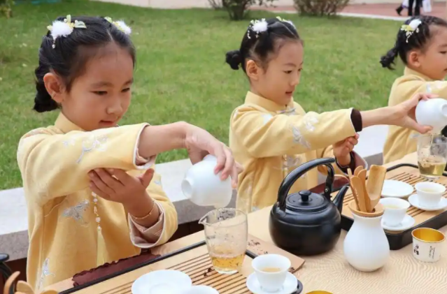 持续夯实校家社协同育人逐步构建五维协同心育工作体系与三全