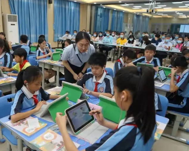 坚实的数据课程变革并非局部调整对教育生态的全方位重塑