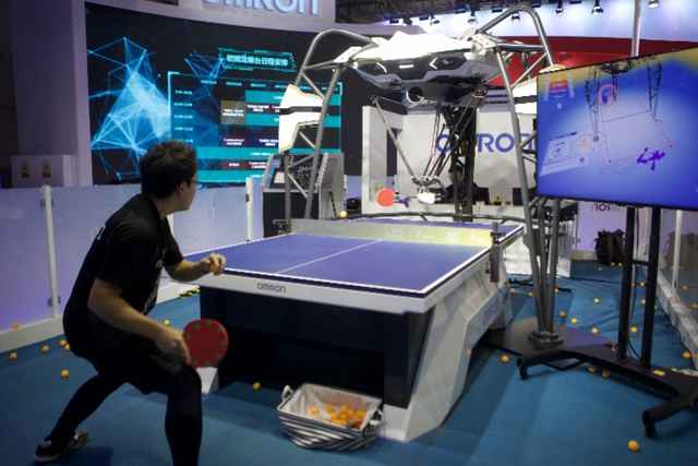 探秘进博会装备展:与最灵巧机械手玩包剪锤!