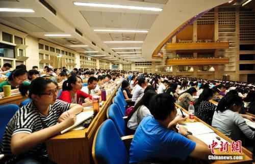 考生们参加考研培训班,备战考研。中新社记者 张勇 摄 扩招18.9万!考研族“上岸”会更容易吗?