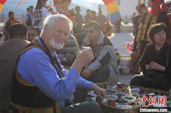  云南旅行达人与意大利“老哥”的相互鼓励：“一起加油”