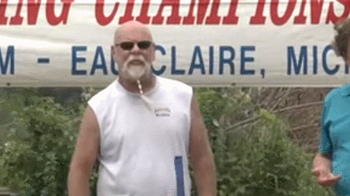 美国吐樱桃核比赛现场。 真会玩!做鬼脸、背媳妇……世界奇葩比赛知多少?