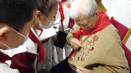 “祖国的小朋友”和志愿军叔叔见面了！他们同唱了这首歌……